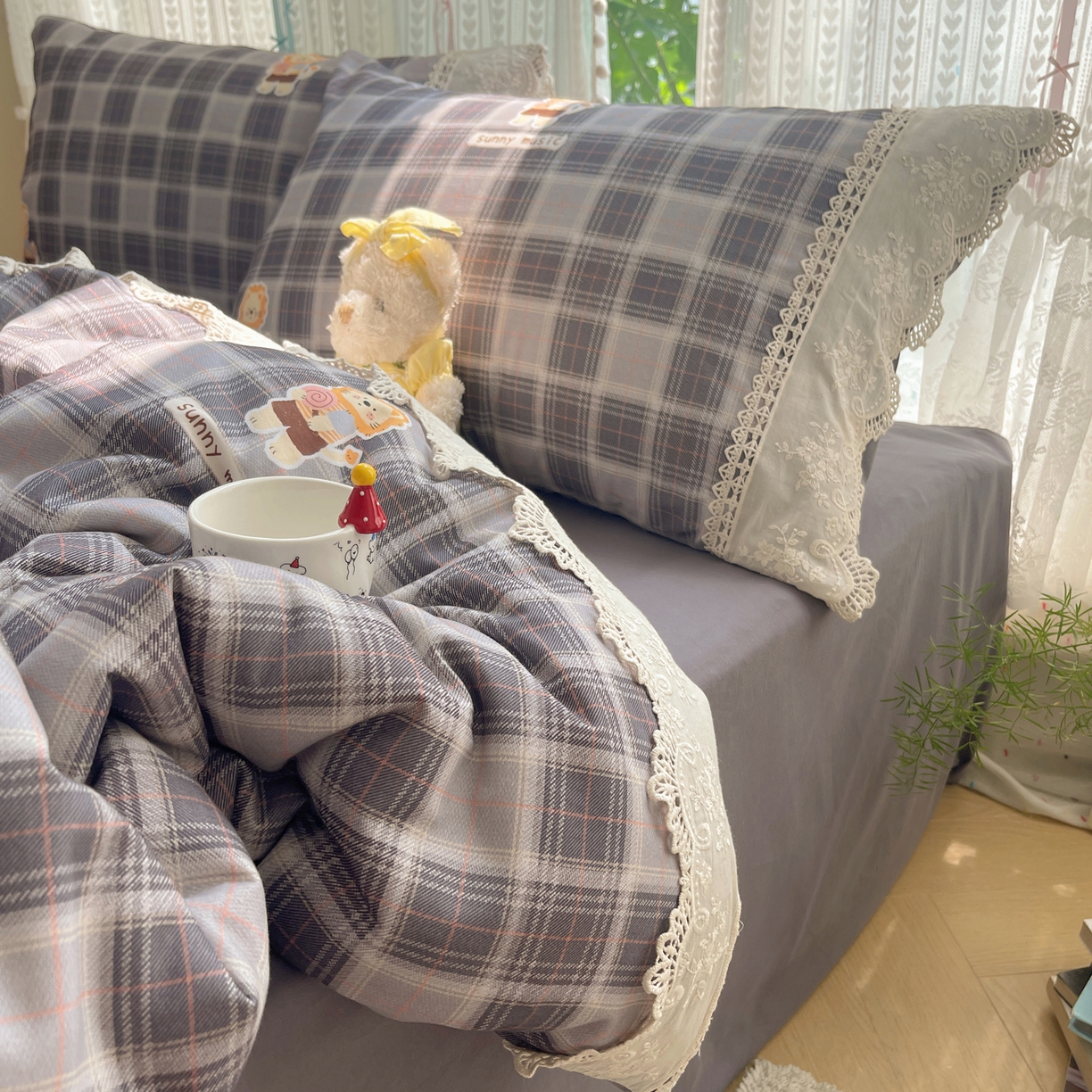 91家纺网 家纺一手货源 找家纺 雅居纺家纺 2025新款全棉纯棉韩版花边磨毛四件套 花边浅灰小狮子