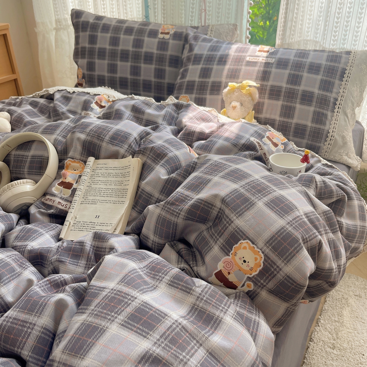 91家纺网 家纺一手货源 找家纺 雅居纺家纺 2025新款全棉纯棉韩版花边磨毛四件套 花边浅灰小狮子