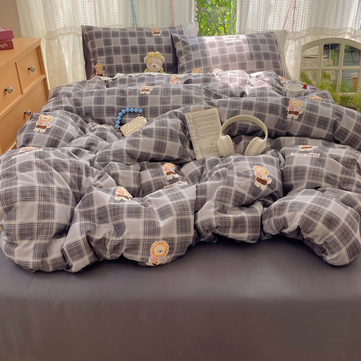 91家纺网 家纺一手货源 找家纺 雅居纺家纺 2025新款全棉纯棉韩版花边磨毛四件套 花边浅灰小狮子