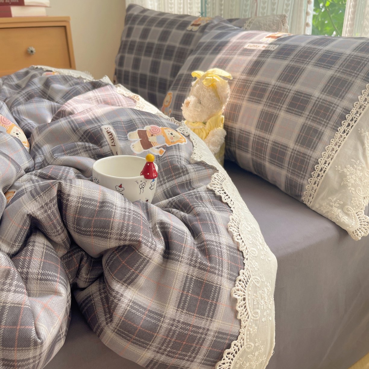 91家纺网 家纺一手货源 找家纺 雅居纺家纺 2025新款全棉纯棉韩版花边磨毛四件套 花边浅灰小狮子