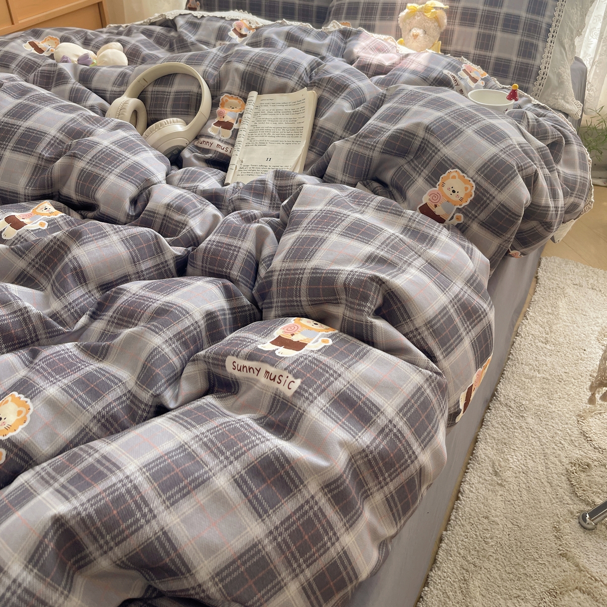 91家纺网 家纺一手货源 找家纺 雅居纺家纺 2025新款全棉纯棉韩版花边磨毛四件套 花边浅灰小狮子