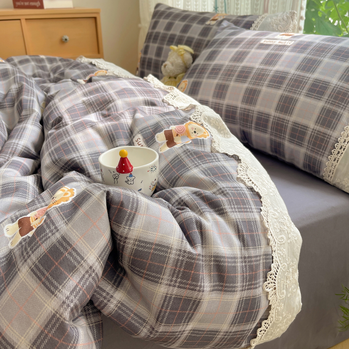 91家纺网 家纺一手货源 找家纺 雅居纺家纺 2025新款全棉纯棉韩版花边磨毛四件套 花边浅灰小狮子