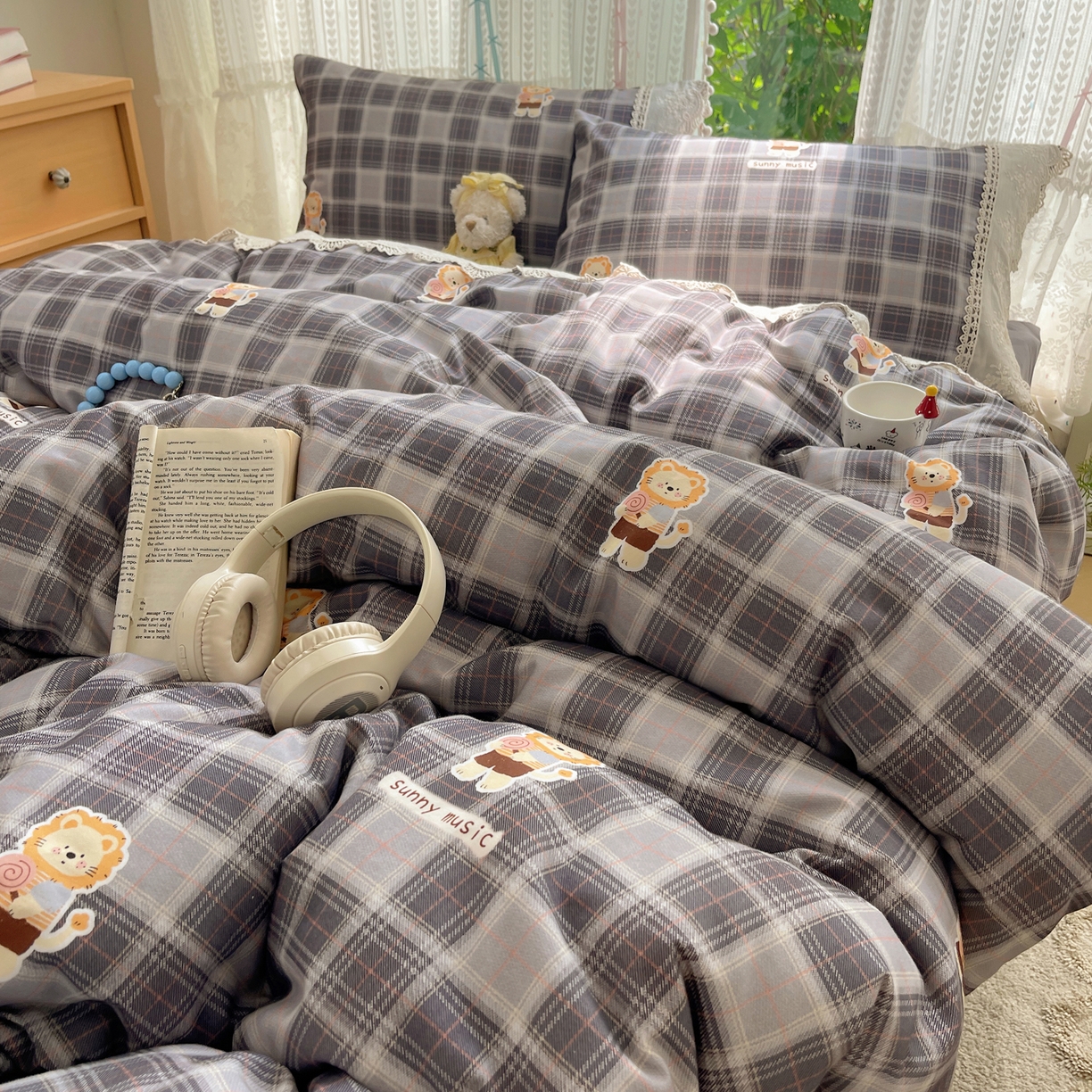 91家纺网 家纺一手货源 找家纺 雅居纺家纺 2025新款全棉纯棉韩版花边磨毛四件套 花边浅灰小狮子