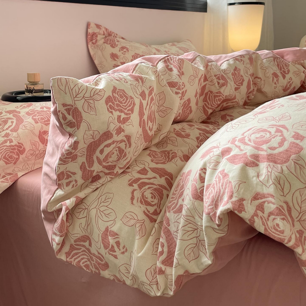 91家纺网 家纺一手货源 找家纺 涵宸家纺 2025新款加厚全棉磨毛印花四件套--罗马系列 场景二 F花束