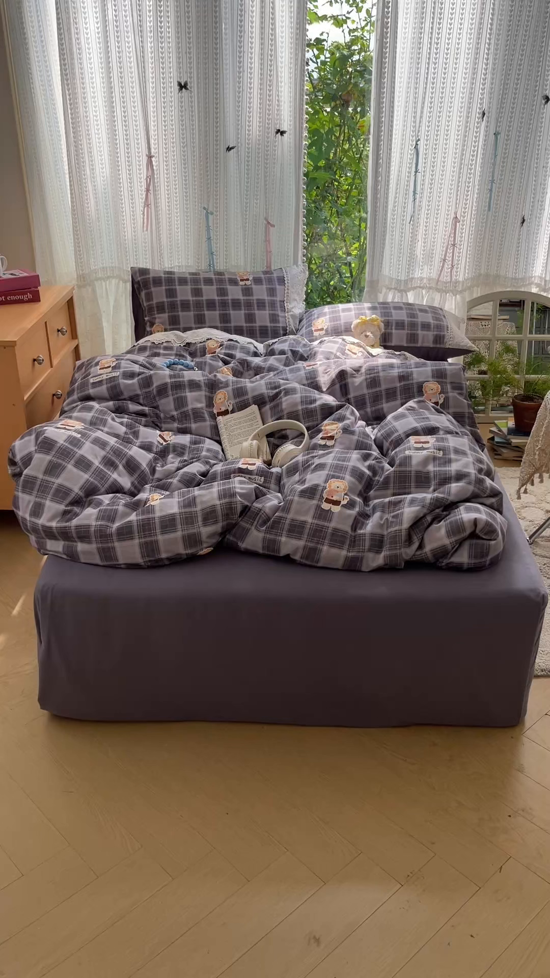 91家纺网 家纺一手货源 找家纺 雅居纺家纺 2025新款全棉纯棉韩版花边磨毛四件套 花边浅灰小狮子