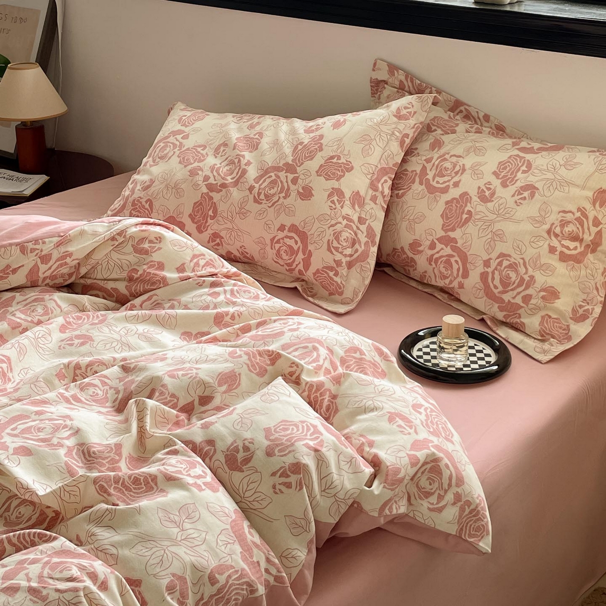 91家纺网 家纺一手货源 找家纺 涵宸家纺 2025新款加厚全棉磨毛印花四件套--罗马系列 场景二 F花束