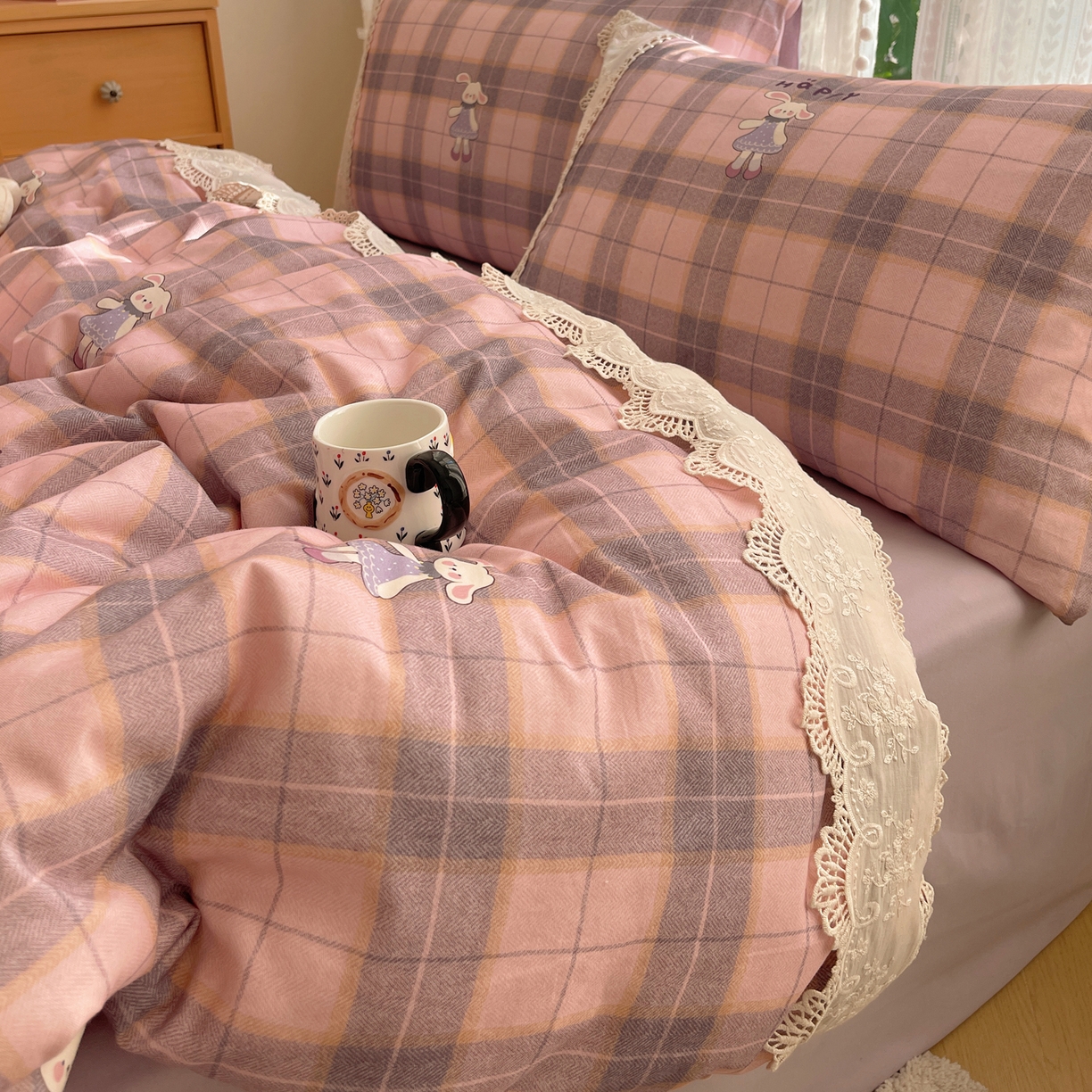 91家纺网 家纺一手货源 找家纺 雅居纺家纺 2025新款全棉纯棉韩版花边磨毛四件套 花边紫色小兔子