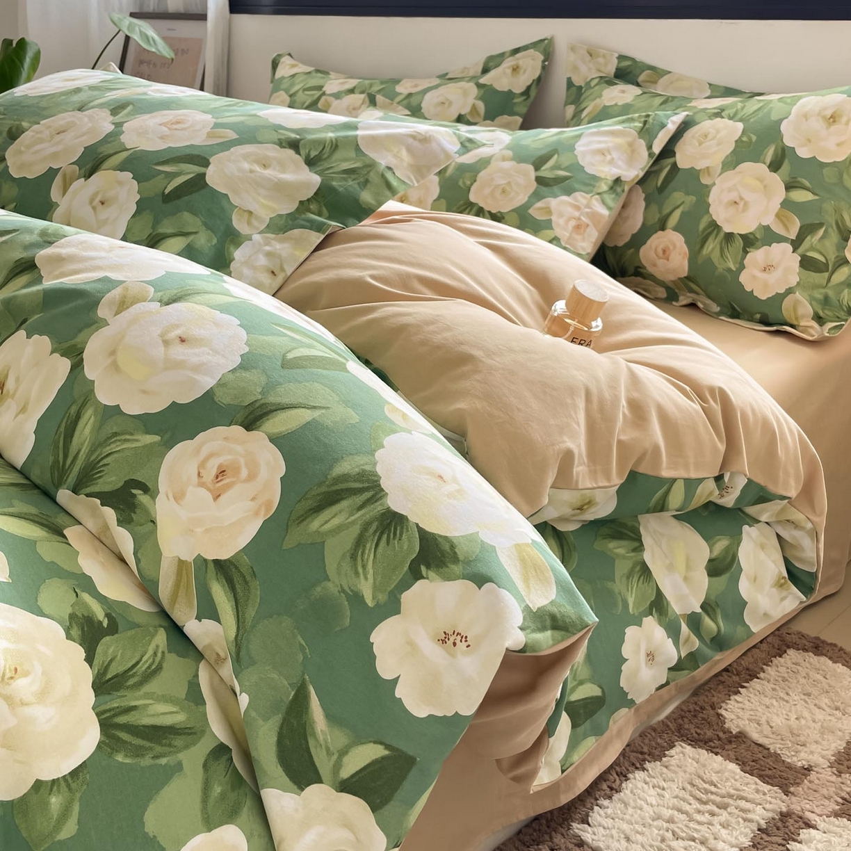 91家纺网 家纺一手货源 找家纺 涵宸家纺 2025新款加厚全棉磨毛印花四件套--罗马系列 场景二 F花田