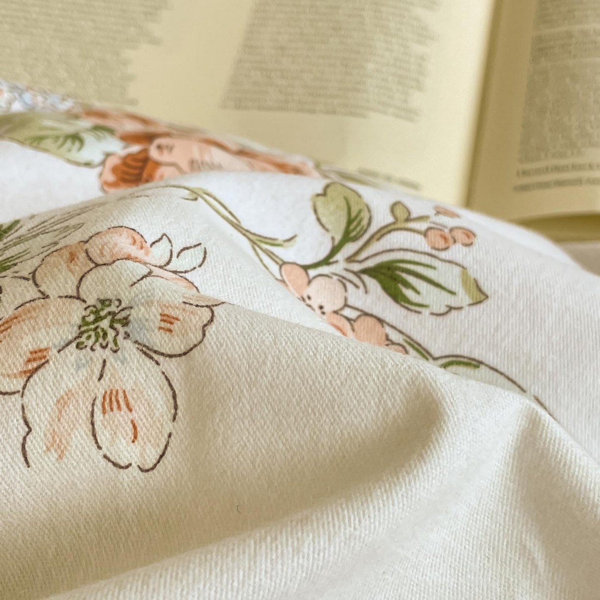 91家纺网 家纺一手货源 找家纺 涵宸家纺 2025新款加厚全棉磨毛印花四件套--罗马系列 场景二 F花纹