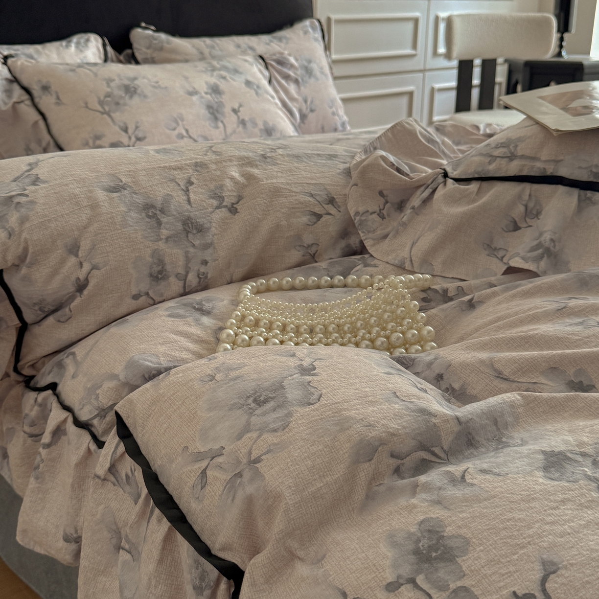 91家纺网 家纺一手货源 找家纺 吾欢心 2025新款法式加厚复古亚麻皱皱纱印花款四件套 花都密语