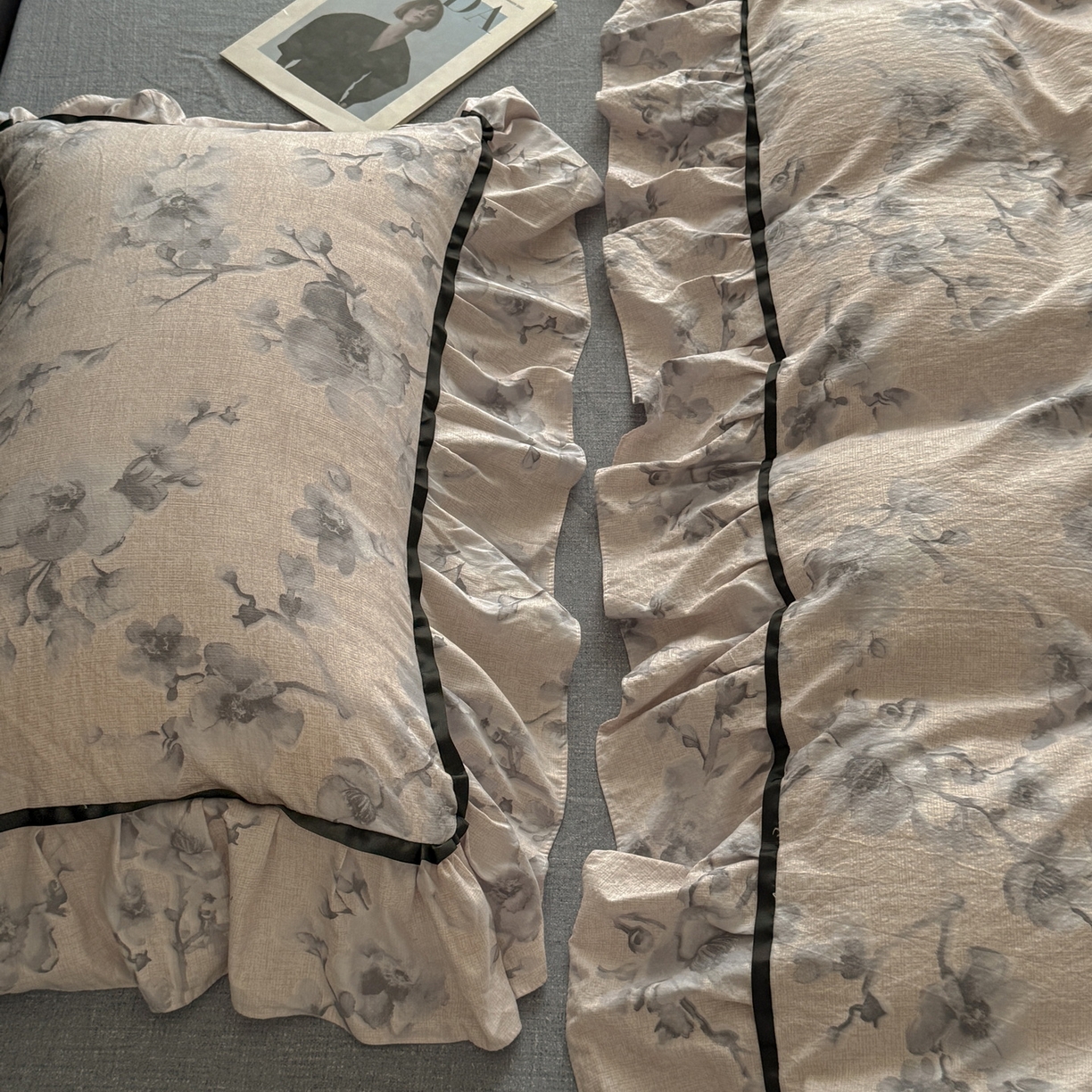 91家纺网 家纺一手货源 找家纺 吾欢心 2025新款法式加厚复古亚麻皱皱纱印花款四件套 花都密语