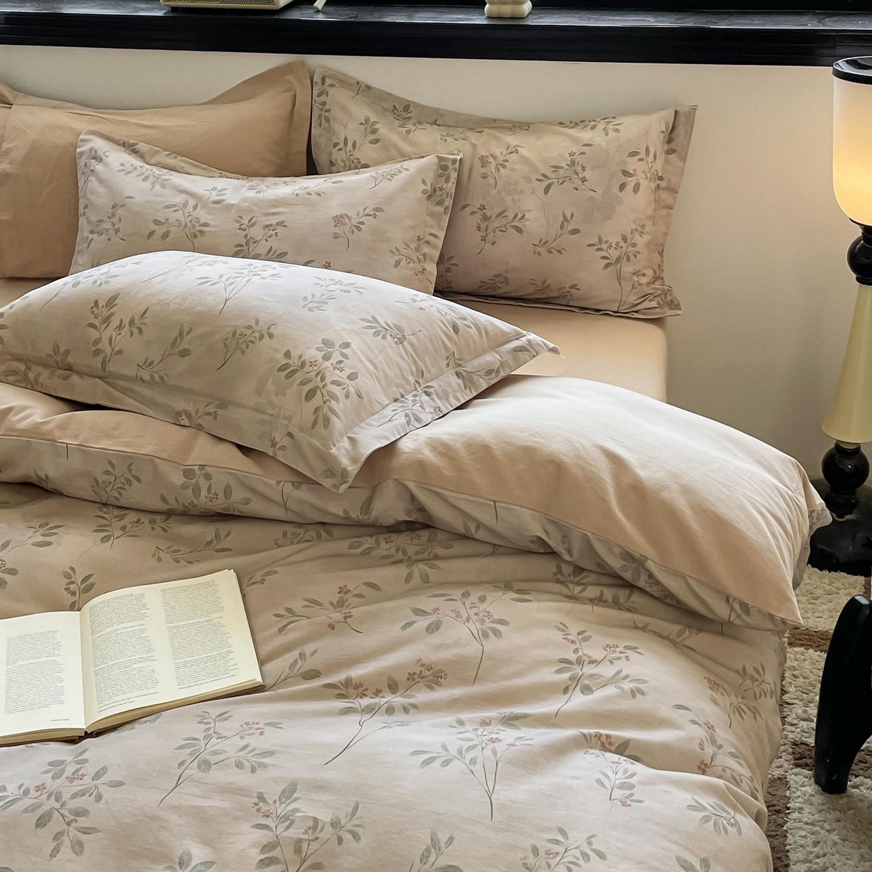 91家纺网 家纺一手货源 找家纺 涵宸家纺 2025新款加厚全棉磨毛印花四件套--罗马系列 场景二 F冷清舟