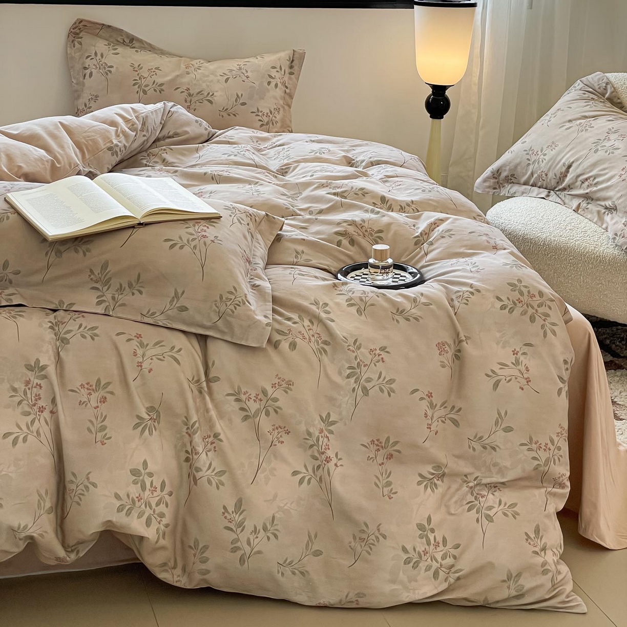 91家纺网 家纺一手货源 找家纺 涵宸家纺 2025新款加厚全棉磨毛印花四件套--罗马系列 场景二 F冷清舟