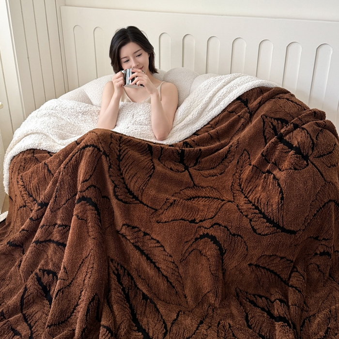 91家纺网 家纺一手货源 找家纺 丹本家纺 2025新款双层阳离子叶子提花塔芙绒羊羔绒跨境双层毛毯盖毯毯子 叶子咖色