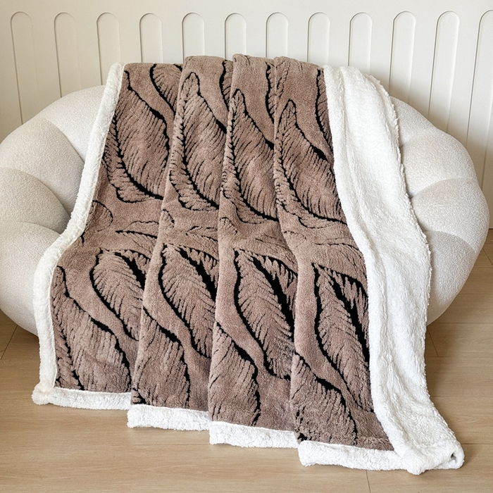 91家纺网 家纺一手货源 找家纺 丹本家纺 2025新款双层阳离子叶子提花塔芙绒羊羔绒跨境双层毛毯盖毯毯子 叶子驼色