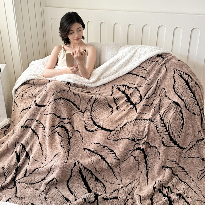 91家纺网 家纺一手货源 找家纺 丹本家纺 2025新款双层阳离子叶子提花塔芙绒羊羔绒跨境双层毛毯盖毯毯子 叶子驼色