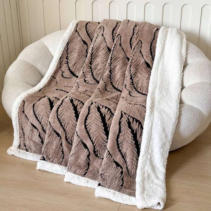 91家纺网 家纺一手货源 找家纺 丹本家纺 2025新款双层阳离子叶子提花塔芙绒羊羔绒跨境双层毛毯盖毯毯子 叶子驼色