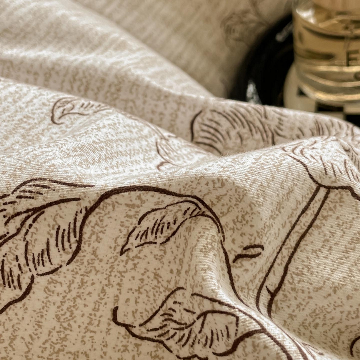 91家纺网 家纺一手货源 找家纺 涵宸家纺 2025新款加厚全棉磨毛印花四件套--罗马系列 场景二 F漫春