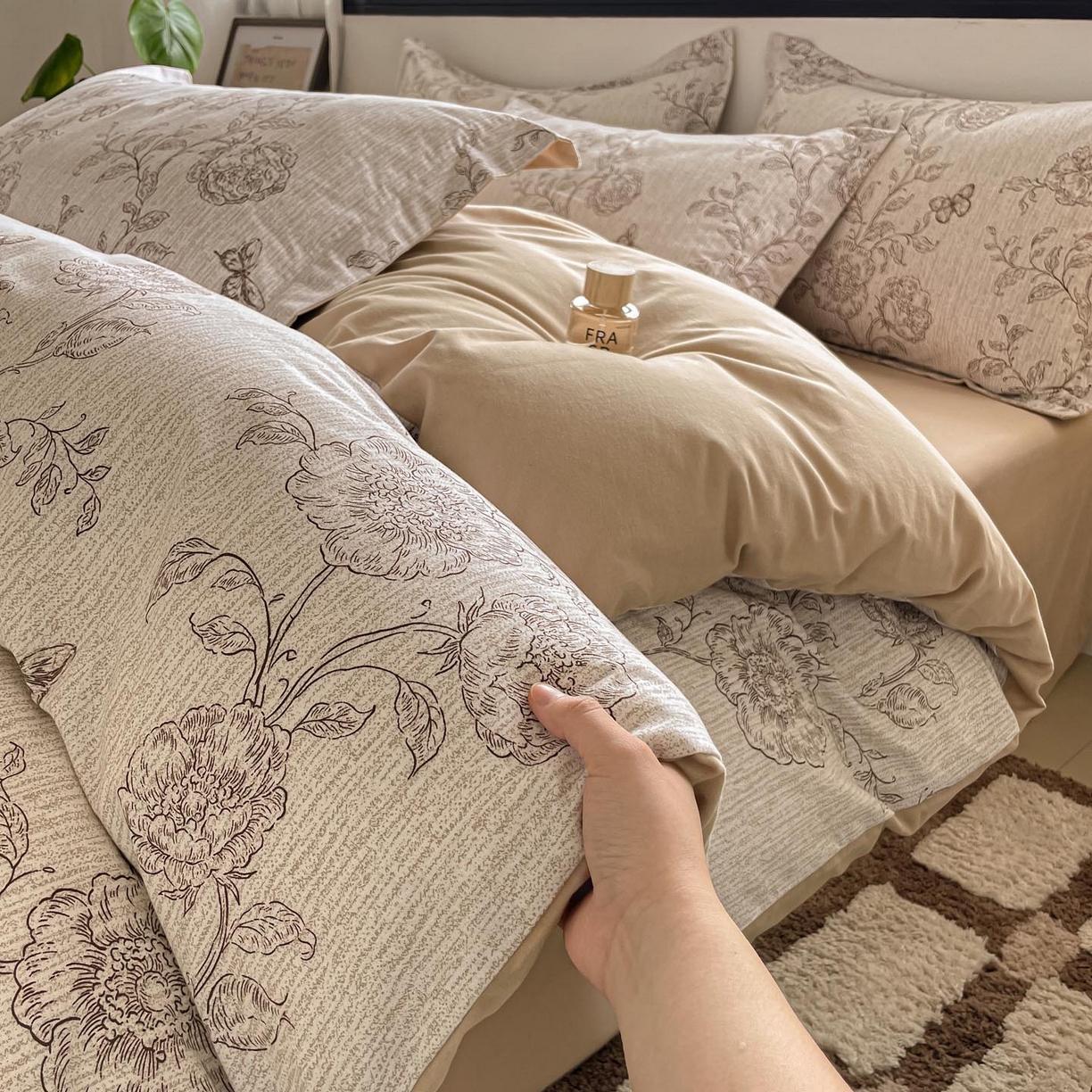 91家纺网 家纺一手货源 找家纺 涵宸家纺 2025新款加厚全棉磨毛印花四件套--罗马系列 场景二 F漫春