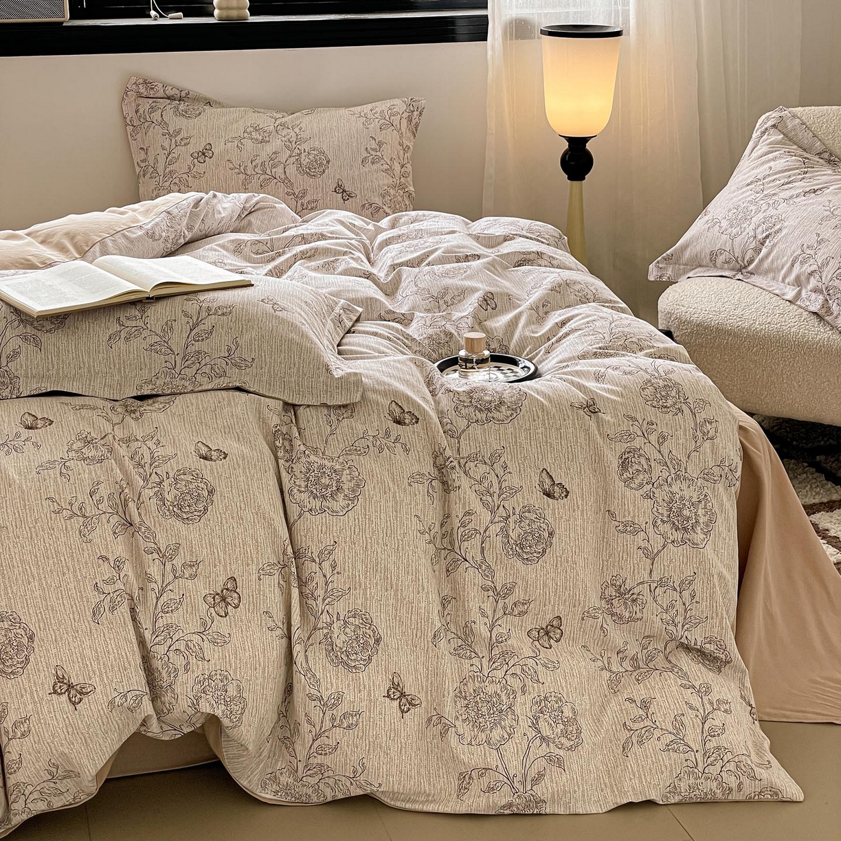 91家纺网 家纺一手货源 找家纺 涵宸家纺 2025新款加厚全棉磨毛印花四件套--罗马系列 场景二 F漫春