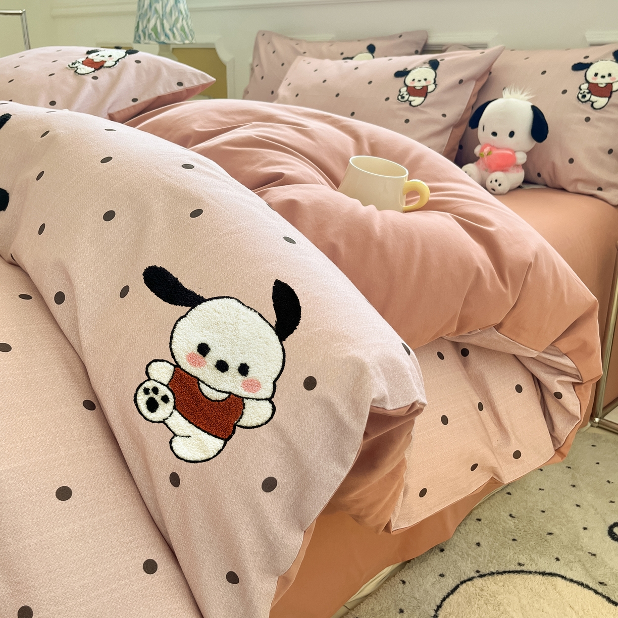 91家纺网 家纺一手货源 找家纺 雅居纺家纺 2025新款全棉纯棉磨毛毛巾绣四件套 波点恰恰狗