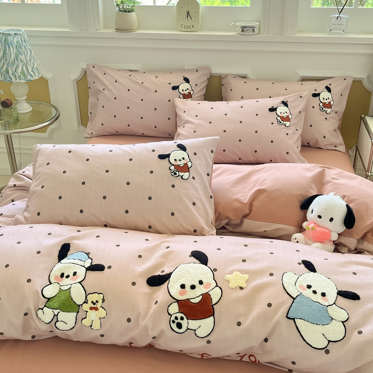 91家纺网 家纺一手货源 找家纺 雅居纺家纺 2025新款全棉纯棉磨毛毛巾绣四件套 波点恰恰狗