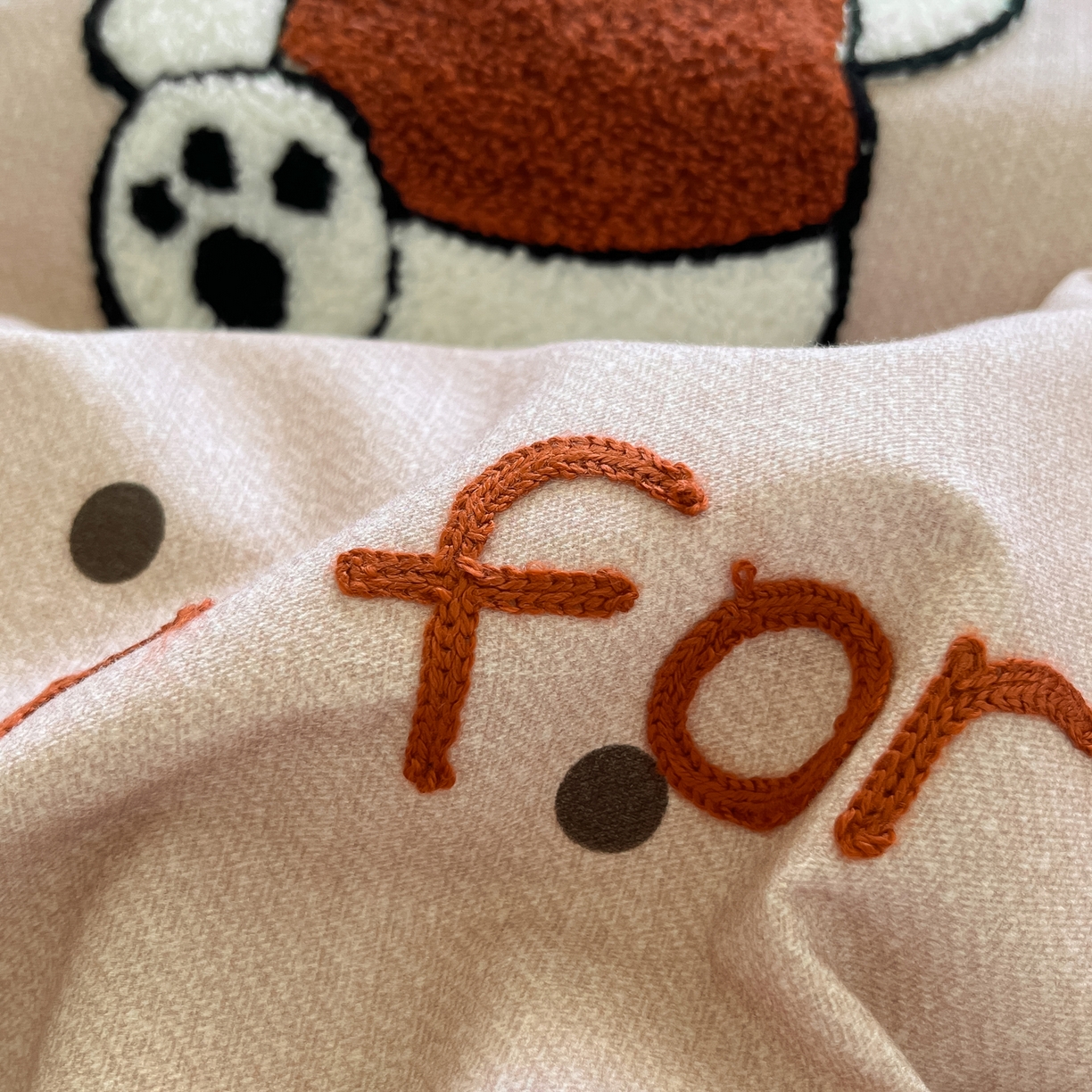 91家纺网 家纺一手货源 找家纺 雅居纺家纺 2025新款全棉纯棉磨毛毛巾绣四件套 波点恰恰狗