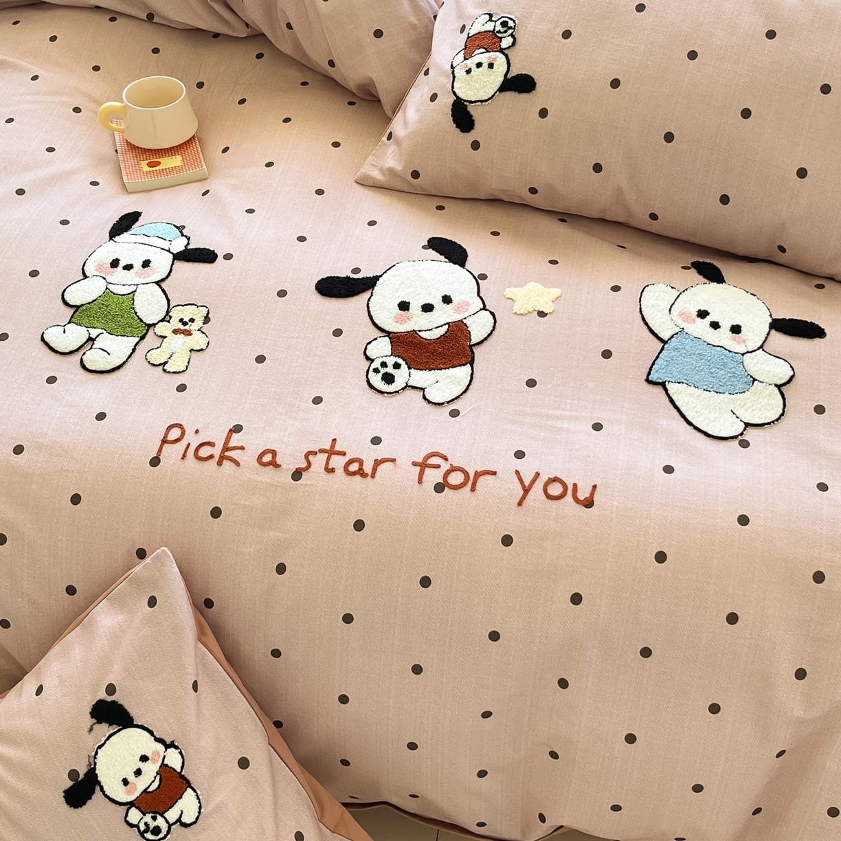 91家纺网 家纺一手货源 找家纺 雅居纺家纺 2025新款全棉纯棉磨毛毛巾绣四件套 波点恰恰狗