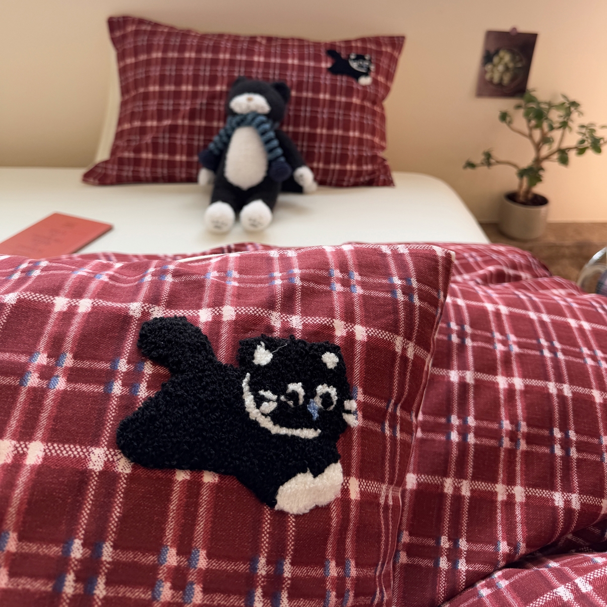 91家纺网 家纺一手货源 找家纺 雅居纺家纺 2025新款全棉纯棉磨毛毛巾绣四件套 红格幸运猫