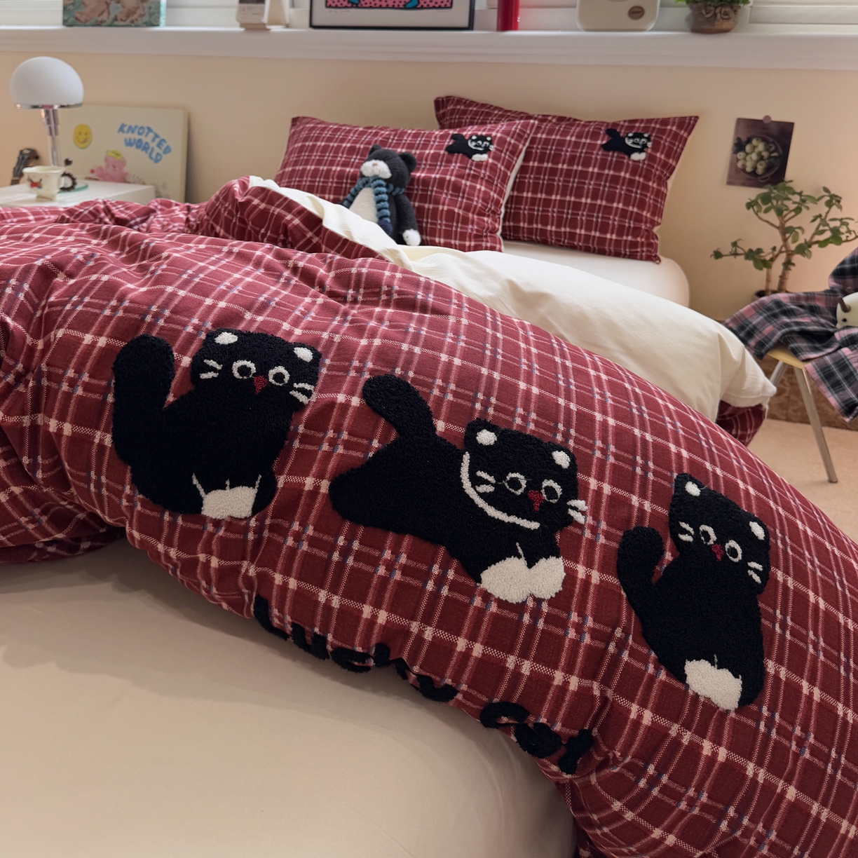 91家纺网 家纺一手货源 找家纺 雅居纺家纺 2025新款全棉纯棉磨毛毛巾绣四件套 红格幸运猫