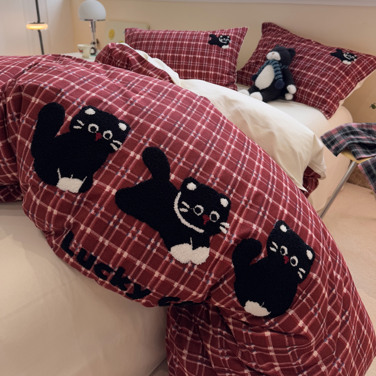 91家纺网 家纺一手货源 找家纺 雅居纺家纺 2025新款全棉纯棉磨毛毛巾绣四件套 红格幸运猫