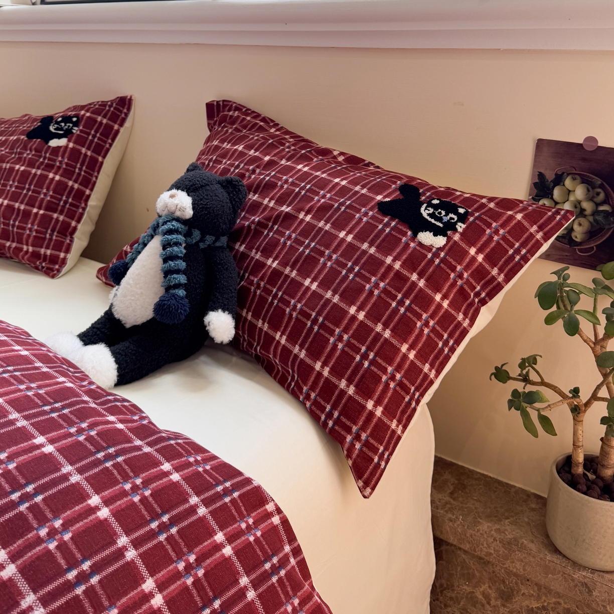 91家纺网 家纺一手货源 找家纺 雅居纺家纺 2025新款全棉纯棉磨毛毛巾绣四件套 红格幸运猫