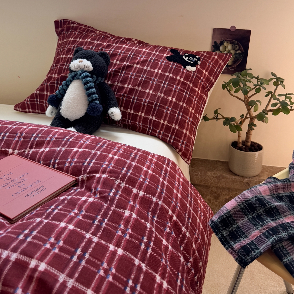 91家纺网 家纺一手货源 找家纺 雅居纺家纺 2025新款全棉纯棉磨毛毛巾绣四件套 红格幸运猫