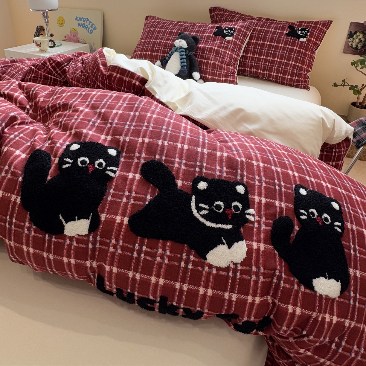 91家纺网 家纺一手货源 找家纺 雅居纺家纺 2025新款全棉纯棉磨毛毛巾绣四件套 红格幸运猫