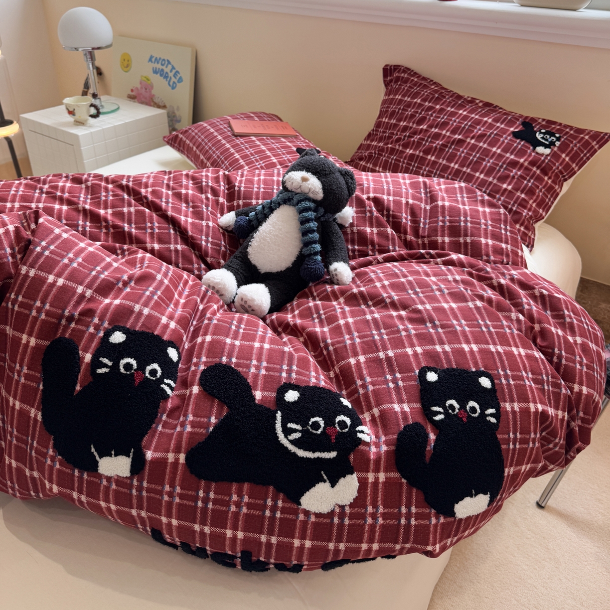 91家纺网 家纺一手货源 找家纺 雅居纺家纺 2025新款全棉纯棉磨毛毛巾绣四件套 红格幸运猫