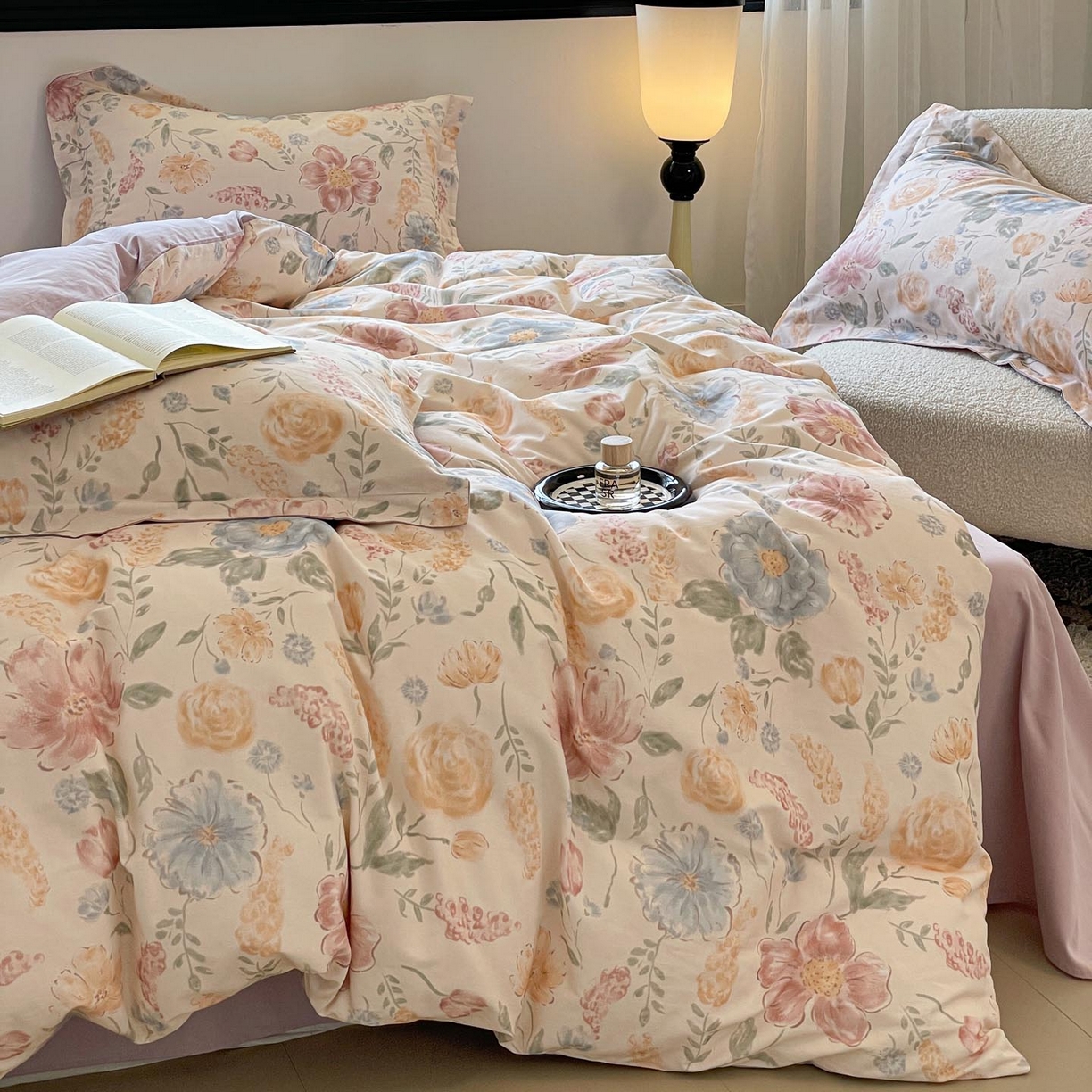 91家纺网 家纺一手货源 找家纺 涵宸家纺 2025新款加厚全棉磨毛印花四件套--罗马系列 场景二 F暖阳里