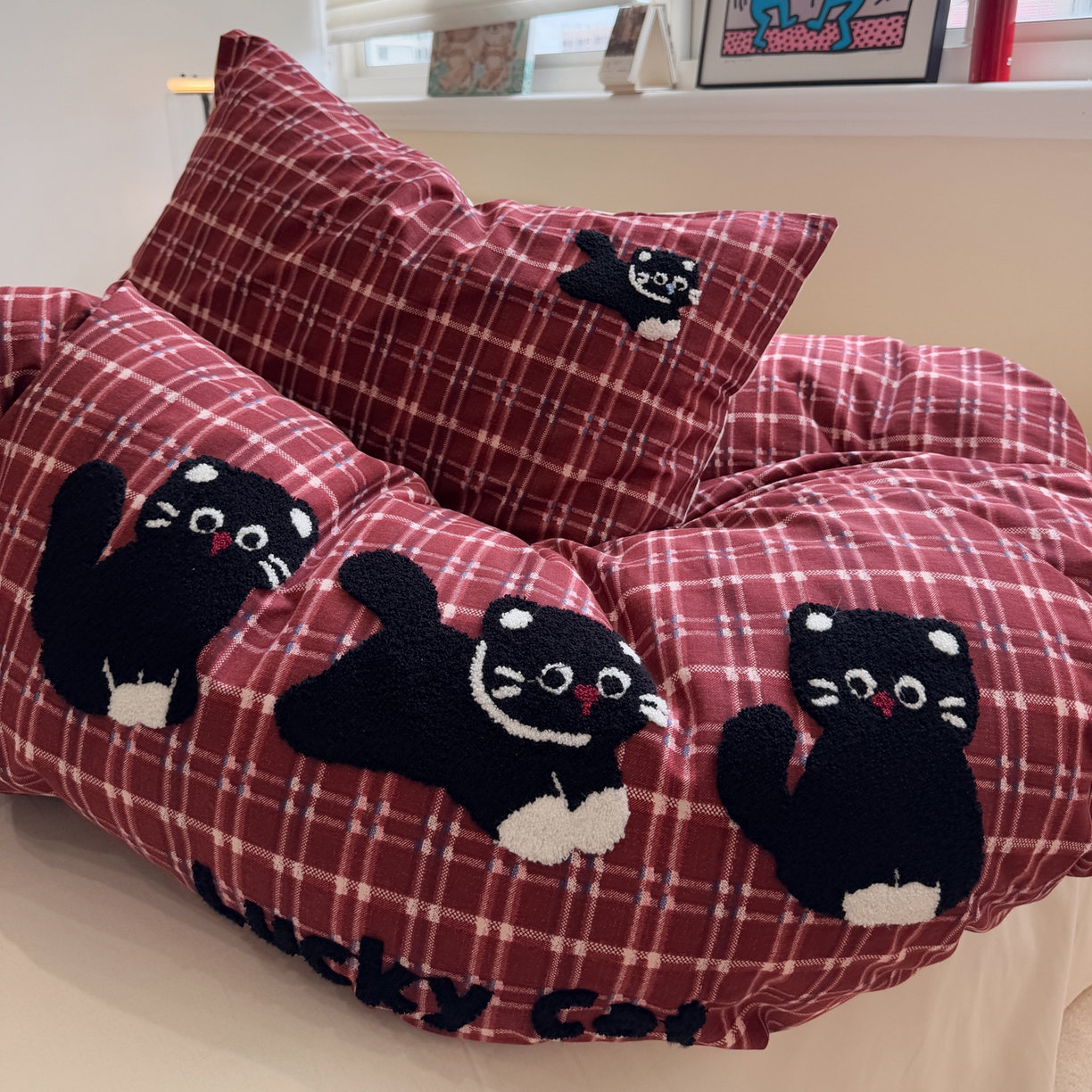 91家纺网 家纺一手货源 找家纺 雅居纺家纺 2025新款全棉纯棉磨毛毛巾绣四件套 红格幸运猫