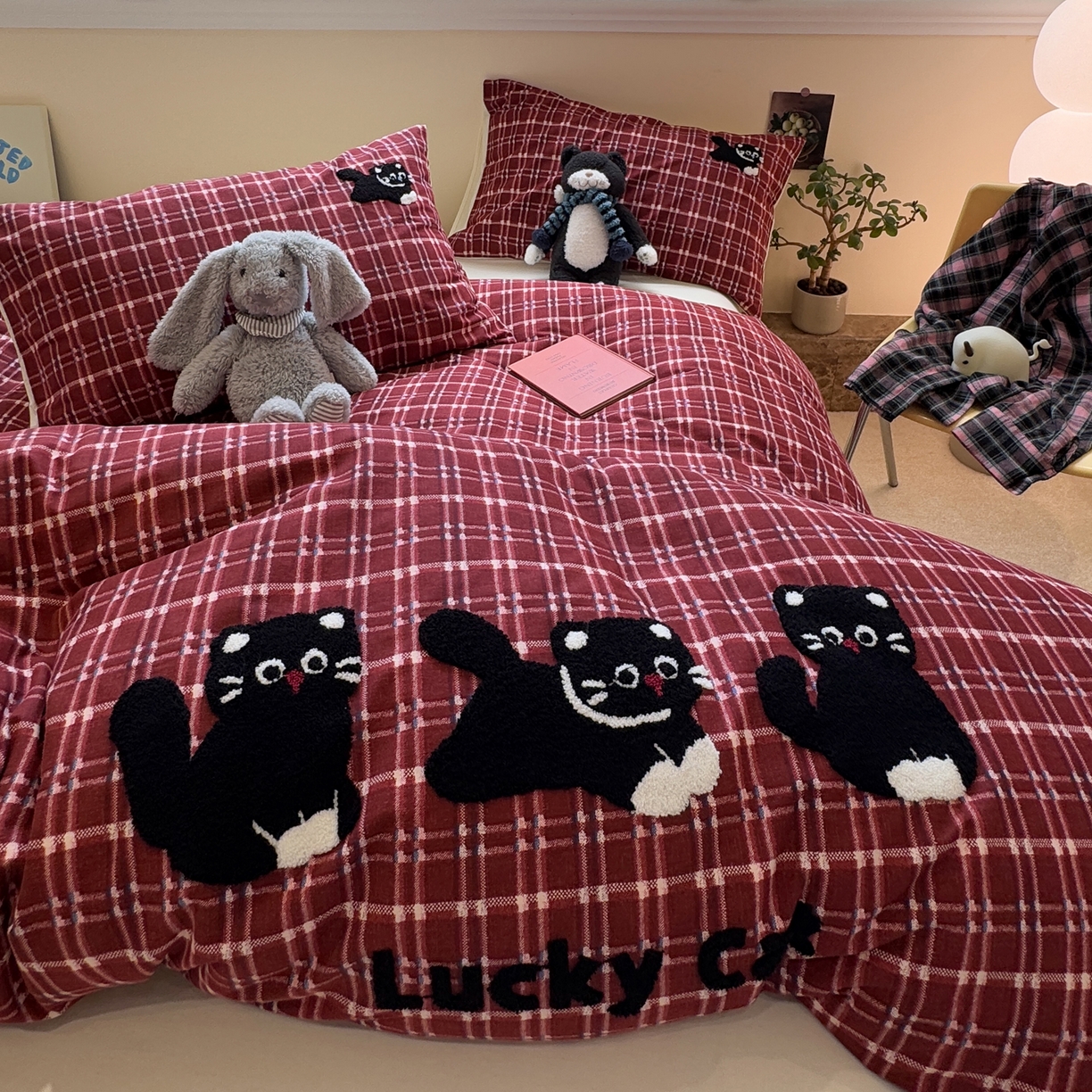 91家纺网 家纺一手货源 找家纺 雅居纺家纺 2025新款全棉纯棉磨毛毛巾绣四件套 红格幸运猫