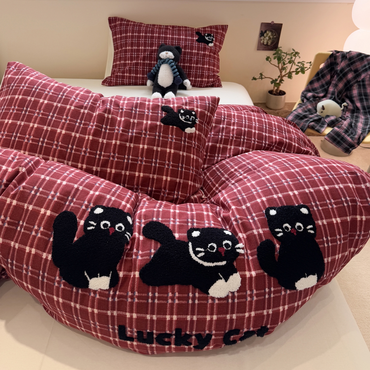 91家纺网 家纺一手货源 找家纺 雅居纺家纺 2025新款全棉纯棉磨毛毛巾绣四件套 红格幸运猫