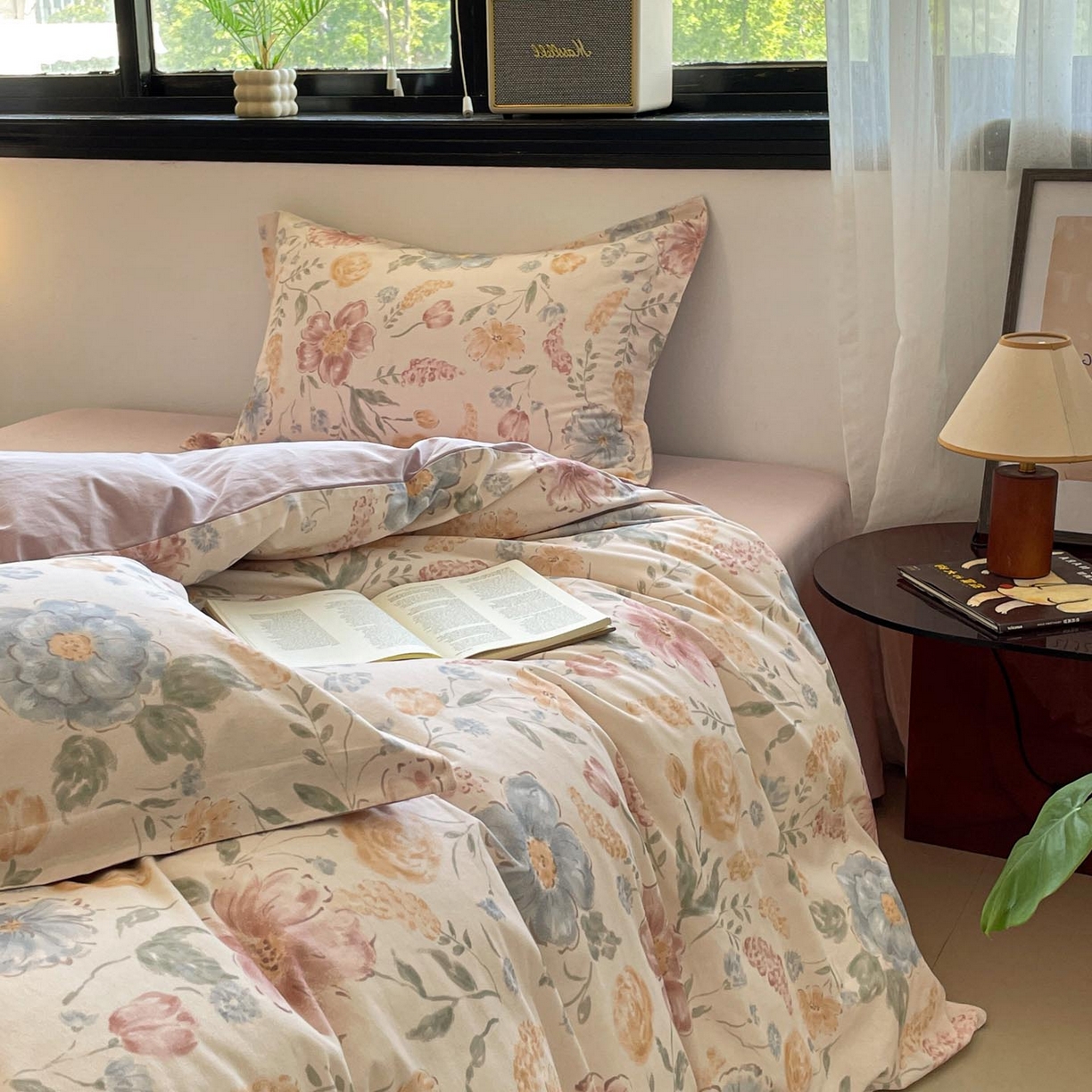 91家纺网 家纺一手货源 找家纺 涵宸家纺 2025新款加厚全棉磨毛印花四件套--罗马系列 场景二 F暖阳里