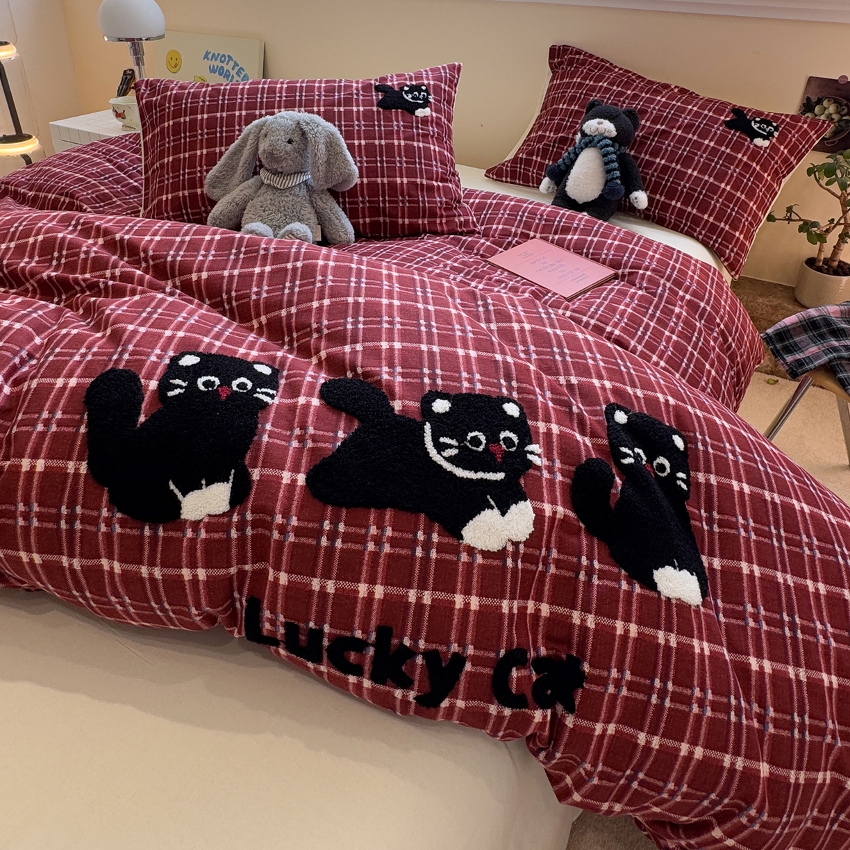 91家纺网 家纺一手货源 找家纺 雅居纺家纺 2025新款全棉纯棉磨毛毛巾绣四件套 红格幸运猫