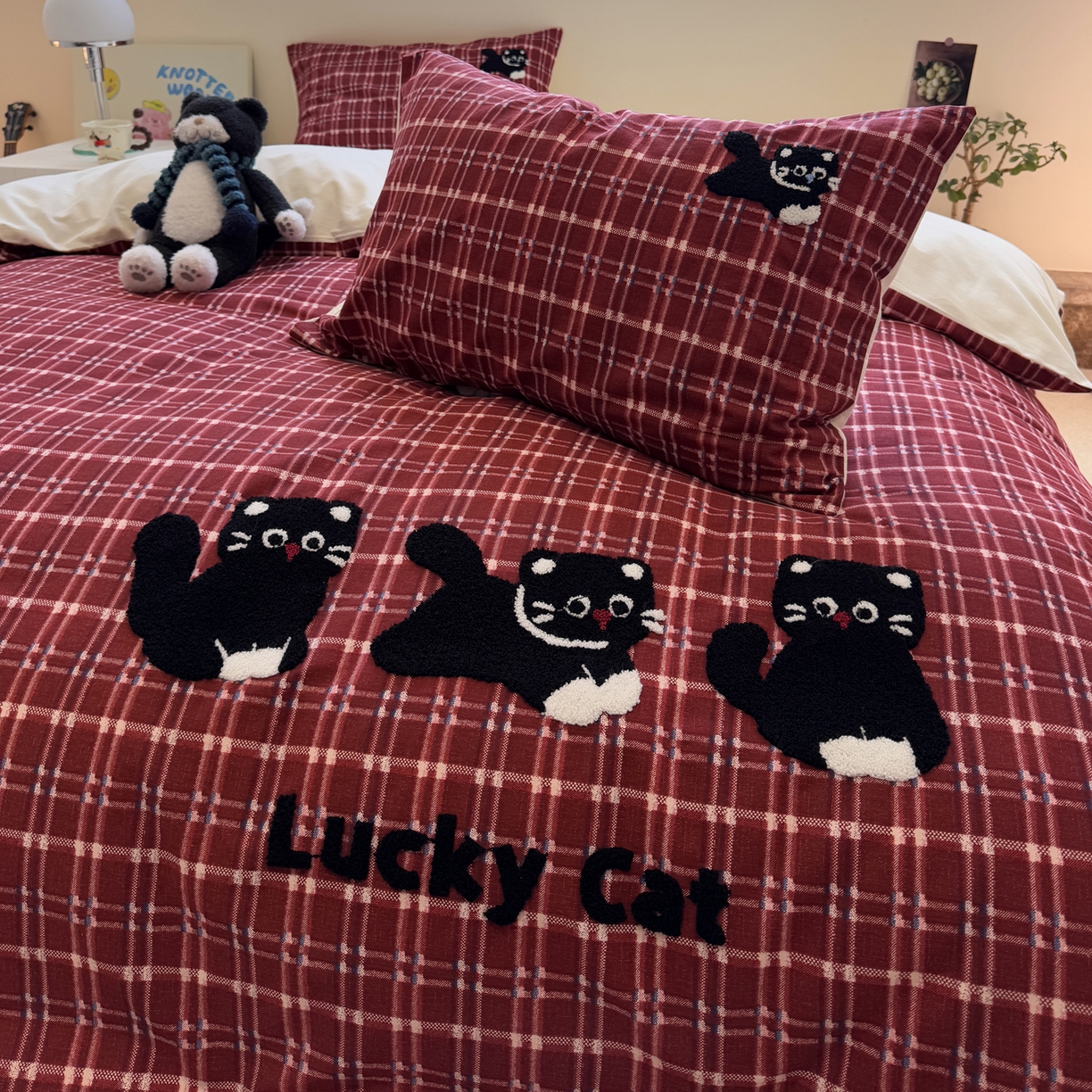 91家纺网 家纺一手货源 找家纺 雅居纺家纺 2025新款全棉纯棉磨毛毛巾绣四件套 红格幸运猫