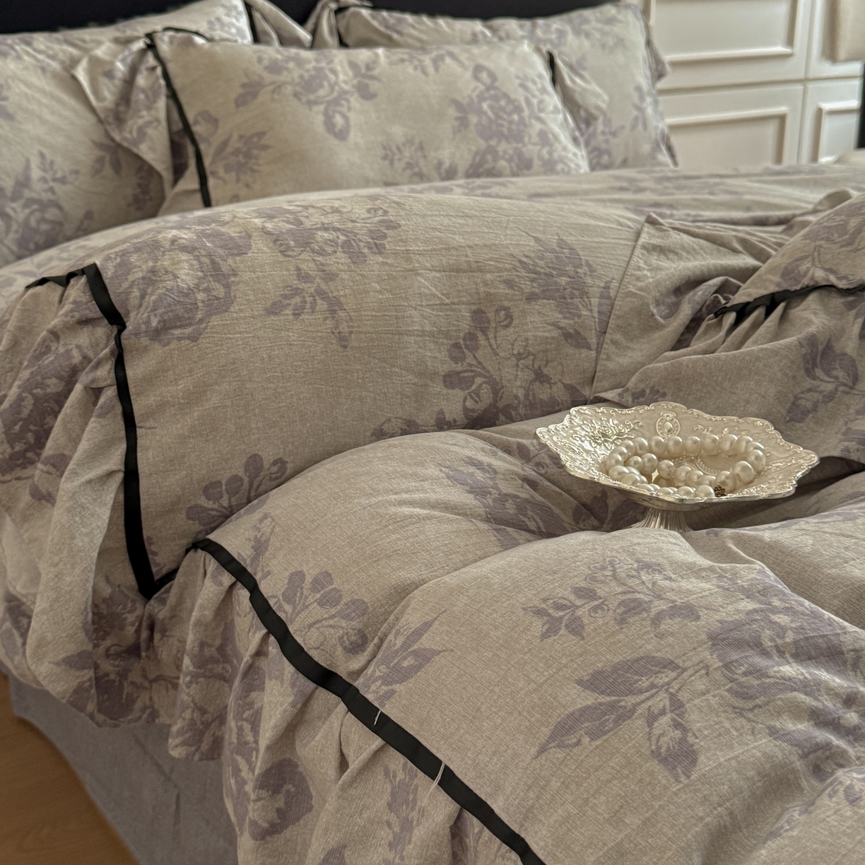 91家纺网 家纺一手货源 找家纺 吾欢心 2025新款法式加厚复古亚麻皱皱纱印花款四件套 绮梦凡尔赛紫