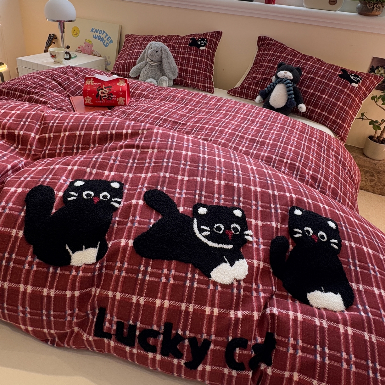 91家纺网 家纺一手货源 找家纺 雅居纺家纺 2025新款全棉纯棉磨毛毛巾绣四件套 红格幸运猫