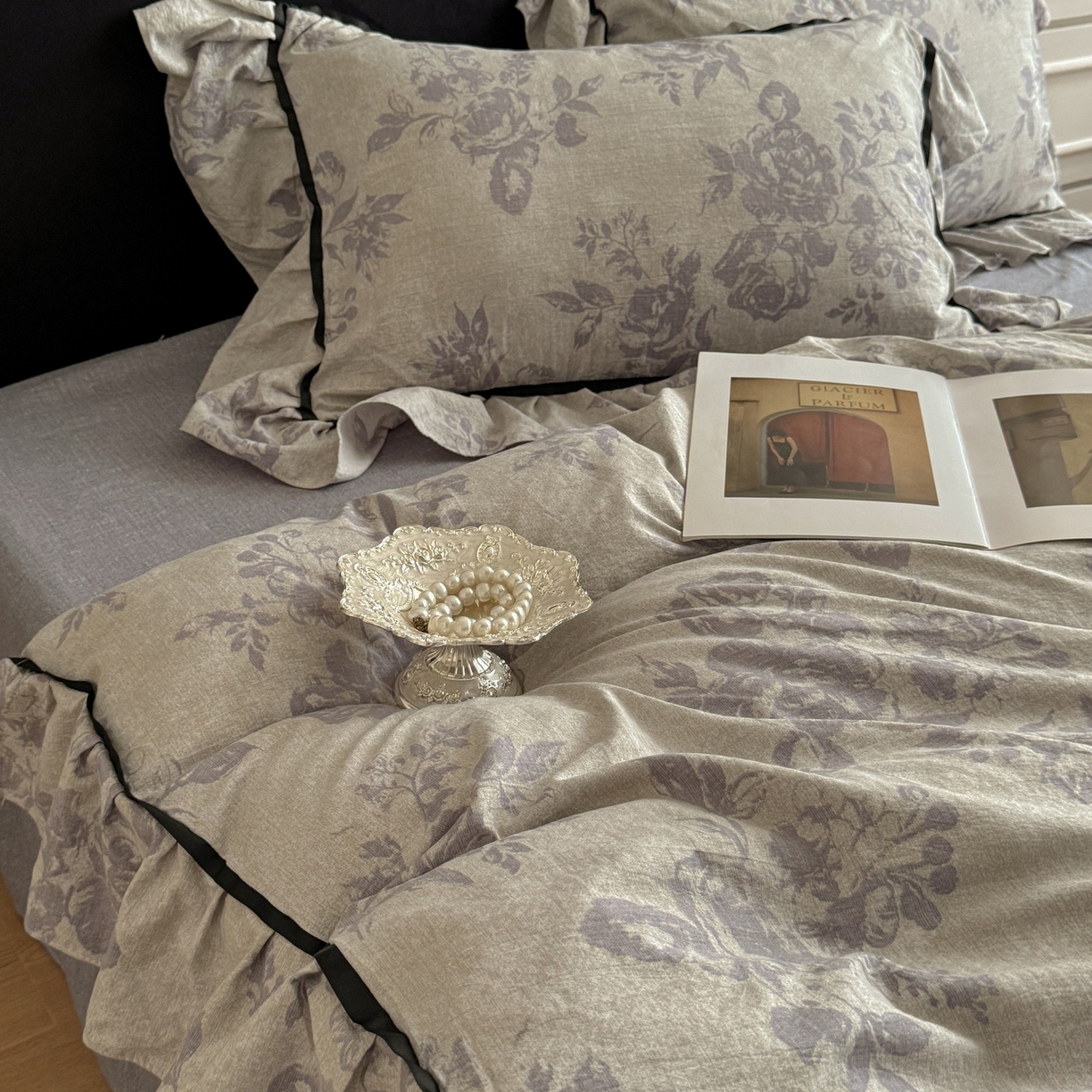 91家纺网 家纺一手货源 找家纺 吾欢心 2025新款法式加厚复古亚麻皱皱纱印花款四件套 绮梦凡尔赛紫