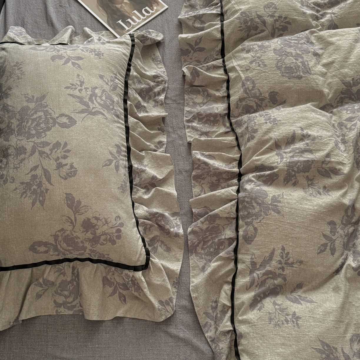 91家纺网 家纺一手货源 找家纺 吾欢心 2025新款法式加厚复古亚麻皱皱纱印花款四件套 绮梦凡尔赛紫