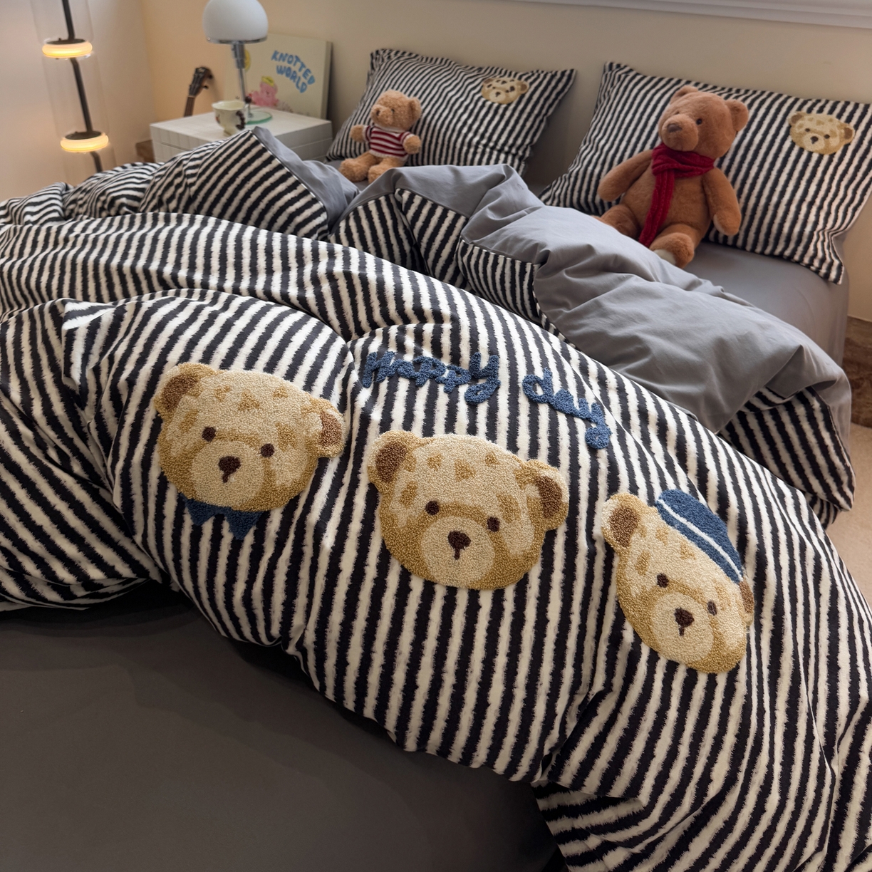 91家纺网 家纺一手货源 找家纺 雅居纺家纺 2025新款全棉纯棉磨毛毛巾绣四件套 快乐小熊