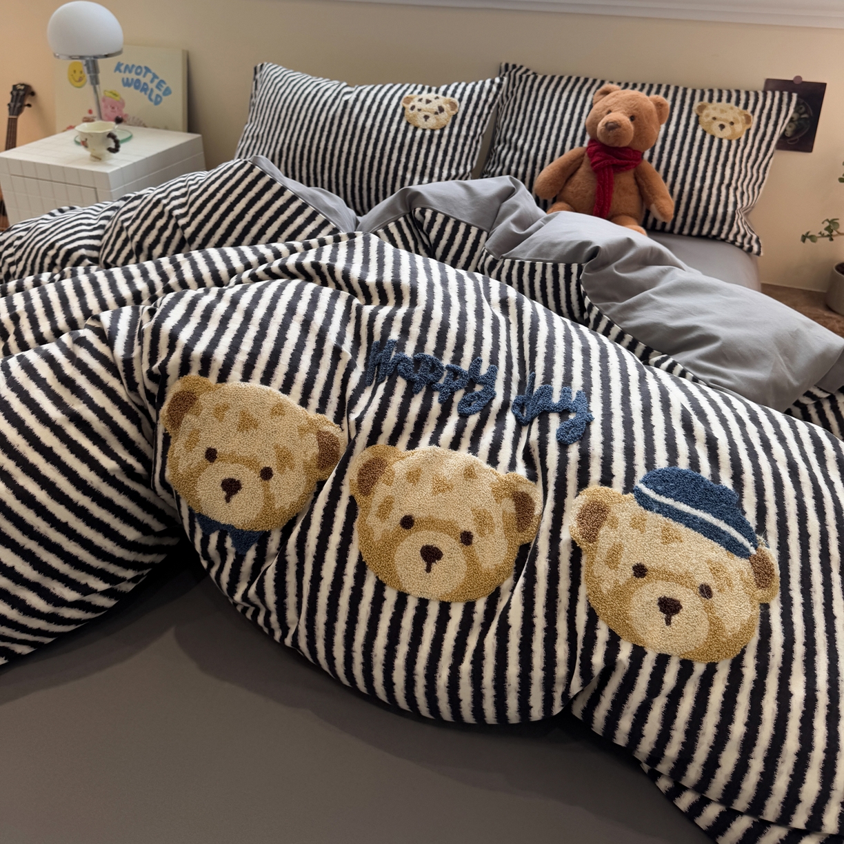 91家纺网 家纺一手货源 找家纺 雅居纺家纺 2025新款全棉纯棉磨毛毛巾绣四件套 快乐小熊