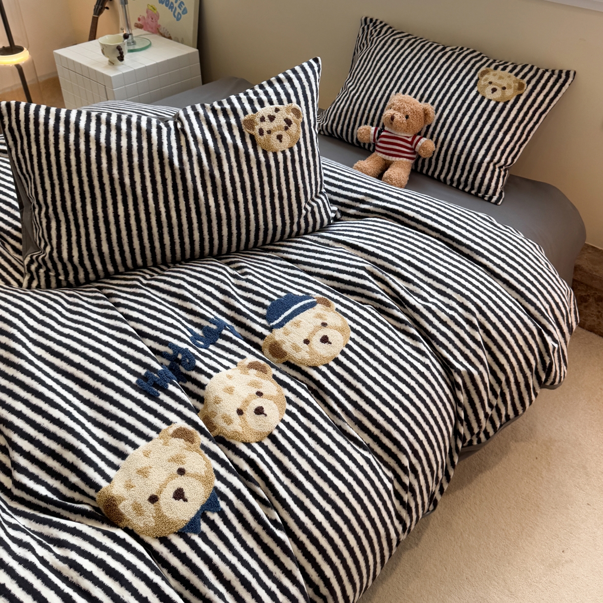 91家纺网 家纺一手货源 找家纺 雅居纺家纺 2025新款全棉纯棉磨毛毛巾绣四件套 快乐小熊