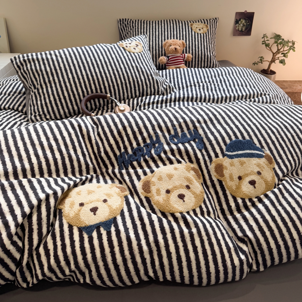 91家纺网 家纺一手货源 找家纺 雅居纺家纺 2025新款全棉纯棉磨毛毛巾绣四件套 快乐小熊